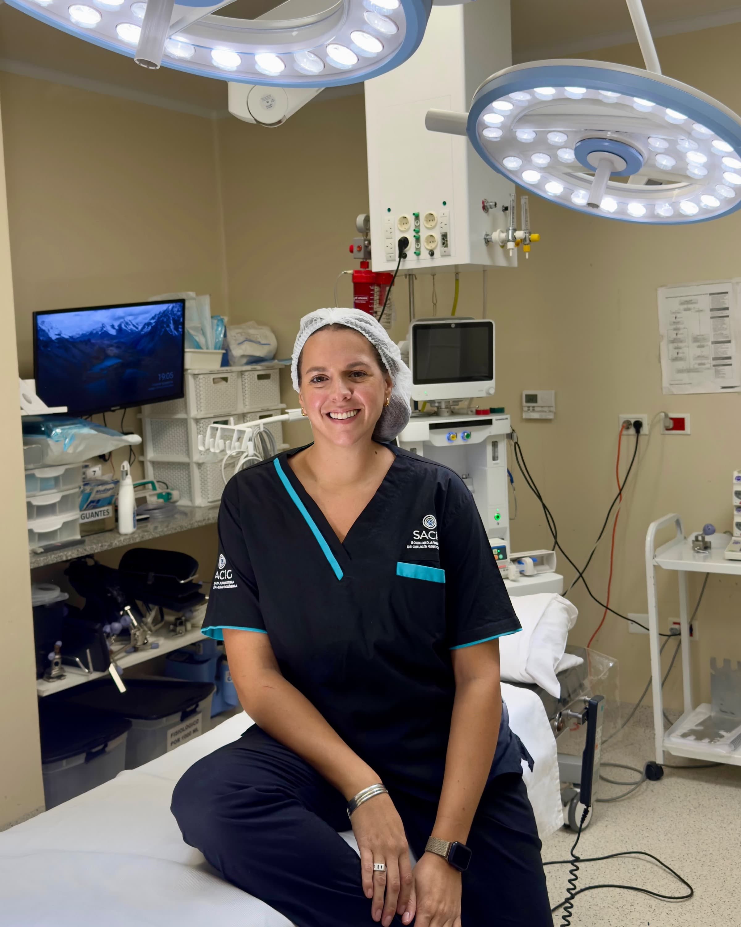Dra. Ignacia Domenez sonriendo en el quirófano
